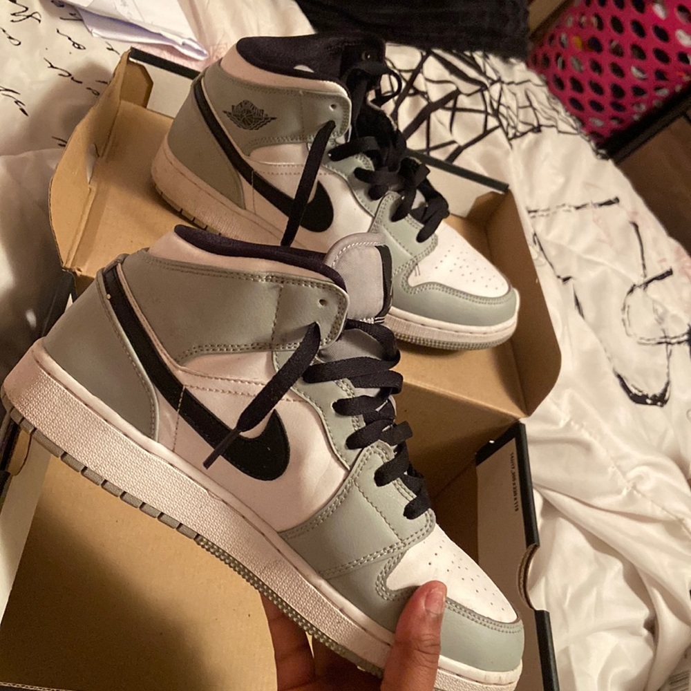 They are an air jordan 1’s grade school shoe. Selling because I dont wear them.